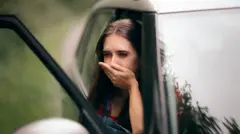 خاتون گاڑی سے منہ نکال کر الٹی کر رہی ہیں