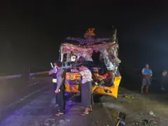 နေပြည်တော်က ရန်ကုန်- မန္တလေး အမြန်လမ်းပိုင်းမှာ ခရီးသည်တင်ကားတွေ ဆင့်တိုက်မှုဖြစ်အပြီး ဇေယျာမြိုင်ကြီး ခရီးသည်တင်ကား ခေါင်းပိုင်း ပျက်စီးမှု မြင်ကွင်း။ ကားအရှေ့မှာ အမျိုးသား ၂ ဦးနဲ့ ရဲတပ်ဖွဲ့ဝင် ၂ ဦး မတ်တပ်ရပ်နေ။ ကား ညာဘက်ခြမ်းမှာလည်း အမျိုးသား ၁ ဦးကို မြင်တွေ့ရ 