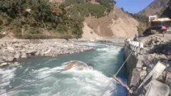 महाकाली नदी छेउमा निर्माण भइरहेको तटबन्ध