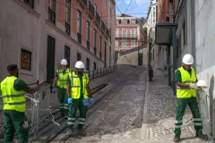 Obreros que participaron en las labores de limpieza de la zona del accidente.