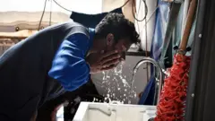 වීසා නොමැතිව ඉතාලියේ සිටින ලාංකිකයන්ගෙන් අඩු වැටුපකට සේවය ලබාගැනීම මෙන්ම වැටුප් ලබා නොදී ඔවුන්ව අතරමං කරනු ලබන්නේ ද ඉතාලියේ සිට ව්‍යාපාර හෝ රැකියා කරනු ලබන ලාංකිකයන් බව ඔහු පැවසීය.