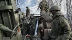 Abasirikare bo mu yiyise Repubulika ya Rubanda ya Donetsk bitegura kurashisha imbunda ya rutura ya 2S4 'Tulip' bari hafi y’umujyi wa Bakhmut, mu karere ka Donetsk, muri Ukraine, ku itariki ya 1 y’ukwezi kwa 12 mu 2022