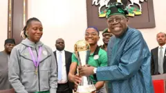 Bola Tinubu tare da kyaftin din Super Falcons a fadar shugaban Najeriya ranar 28 ga watan Yunin 2025