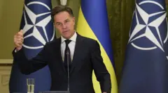 Марк Рютте на фоне флагов НАТО и Украины