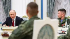 Путин с военнослужащими в Кремле