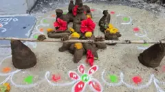 महाराष्ट्रात वसूबारसपासून बलिप्रतिपदापर्यंत शेणापासून गवळण तयार केल्या जातात. (छायाचित्र - राकेश साळुंखे)
