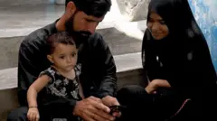 سلیم خان در حال نشان دادن تصاویری از زمان دریانوردی خود به دخترانش