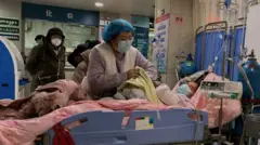 Une femme au chevet d'un patient sur un lit d'hôpital