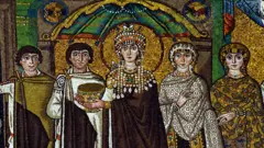 Mosaico de la emperatriz bizantina Teodora de 547 d.C. con púrpura de Tiro.