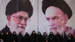 پوسترهای آیت الله خمینی و خامنه‌ای