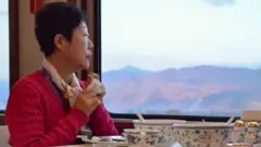 Dama china mirando por la ventana del tren