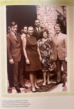 Várias pessoas em pé em uma foto