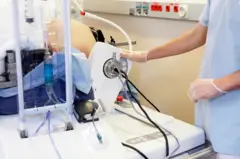 Uma pessoa usando um aparelho com tecnologia de HIFU