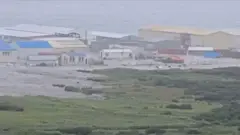 Ẹkun omi lile kan ree to n ṣan gba awọn ile to wa nitosi odo kọja, eyi waye lẹyin ilẹ riri nla to ṣẹlẹ ni Kamchatka Peninsula, ni Severo-Kurilsk, agbegbe Sakhalin orilẹede Russia, lonii ọgbọnjọ, oṣu Keje 2025. 