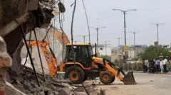 ઘણા વિશેષજ્ઞો આરોપ લગાવે છે કે બુલડોઝર થકી સરકાર લઘુમત્તીને નિસાનો બનાવી રહી છે