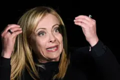 Giorgia Meloni, primera ministra de Italia, hace un gesto con la mano.