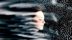 Абстрактне фото - профіль жінки із закритими очима на тлі чорно-білих розводів і крапок