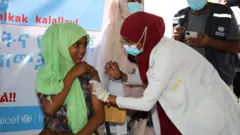 የማሕጸን በር ካንሰር መከላከያ ክትባት የምትወስድ ታዳጊ