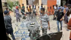 زندانیان در سلول‌ها و قفل‌ها را شکستند و پنجره‌ها را خرد کردند و به سمت دروازه‌های زندان هجوم بردند