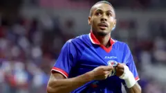 A Fifa proibiu o uniforme original do Haiti devido à referência à Revolução Haitiana no lado direito