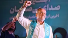 イラン大統領選の選挙集会に臨んだペゼシュキアン元保健相