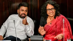 අනුර දිසානායක සහ හරිනි අමරසූරිය