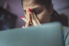 కంప్యూటర్ ముందు యువతి