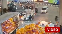 வாகன விபத்து; சாலையில் விழுந்த பால் பாக்கெட்டுகள்