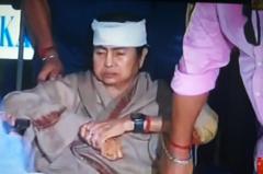 চিকিৎসার পরে কপালে ব্যান্ডেজ মমতা ব্যানার্জীর