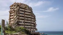 Edificio dañado en Caraballeda, La Guaira.