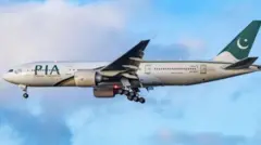 یک هواپیمای شرکت پی‌آی‌اِی بر فراز آسمان