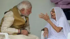 पंतप्रधान मोदी त्यांची आई हिराबेन यांच्यासोबत.