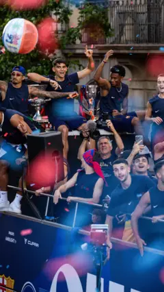 لاعبو برشلونة يحتفلون