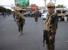 Combatentes houthis fazem patrulha nas ruas de Sana'a, Iêmen, em 6 de fevereiro de 2026