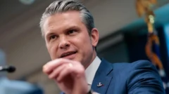 نمای نزدیک از چهره پیت هگست، پشت میکروفون در حال سخنرانی