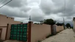 इस गली में थोड़ा आगे बढ़ने पर बाएं तरफ विनेश फोगाट का घर है