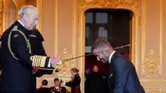 Britaniya Kralı III Çarlz Devid Bekhemə cəngavər titulu verib