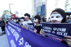 딥페이크 성범죄를 규탄하는 집회에 참가한 시민들