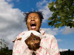 Une femme qui s'apprête à éternuer