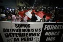 Personas con un cartel de "antijujimoristas" contra la candidatura Keiko Fujimori en Lima, Perú, mayo de 2026.