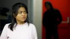 Perasaan ketika kita sedang ditatap orang lain.