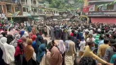 पाकिस्तान-प्रशासित कश्मीरमा प्रदर्शनकारीहरू
