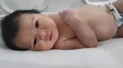 Bébé retrouvé dans les décombres.