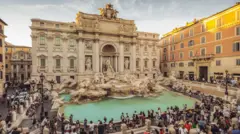 İtalya'nın başkenti Roma'yı ziyaret edenlerin dilek parası atmasıyla ünlü Aşk Çeşmesi'nin yukarıdan bir fotoğrafı. 