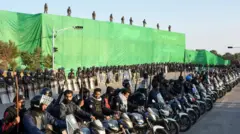 Polis ve motorsikletli erkekler