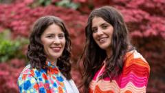  جورجیا که مدال دلاوری را دریافت می‌کند در سمت راست با لباس قرمز و صورتی و  خواهرش ملیسا در سمت چپ لباس گلدار. 