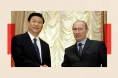 El primer ministro ruso Vladimir Putin (derecha) estrecha la mano de Xi Jinping en Moscú en 2010.