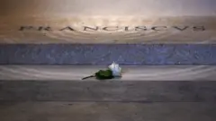 Uma rosa branca repousa sobre o túmulo do Papa Francisco no primeiro dia de sua abertura ao público na Basílica de Santa Maria Maggiore, em Roma