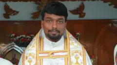 ஆபாசப் படம் எடுத்து மிரட்டல்- பாதிரியார் தலைமறைவு
