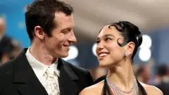 Kalum Tarner i Dua Lipa na Met Gali u Njujorku